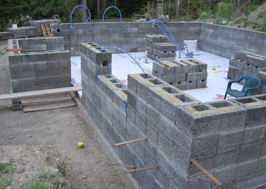 La costruzione di una casa con blocchi cassero per l'isolamento termico.